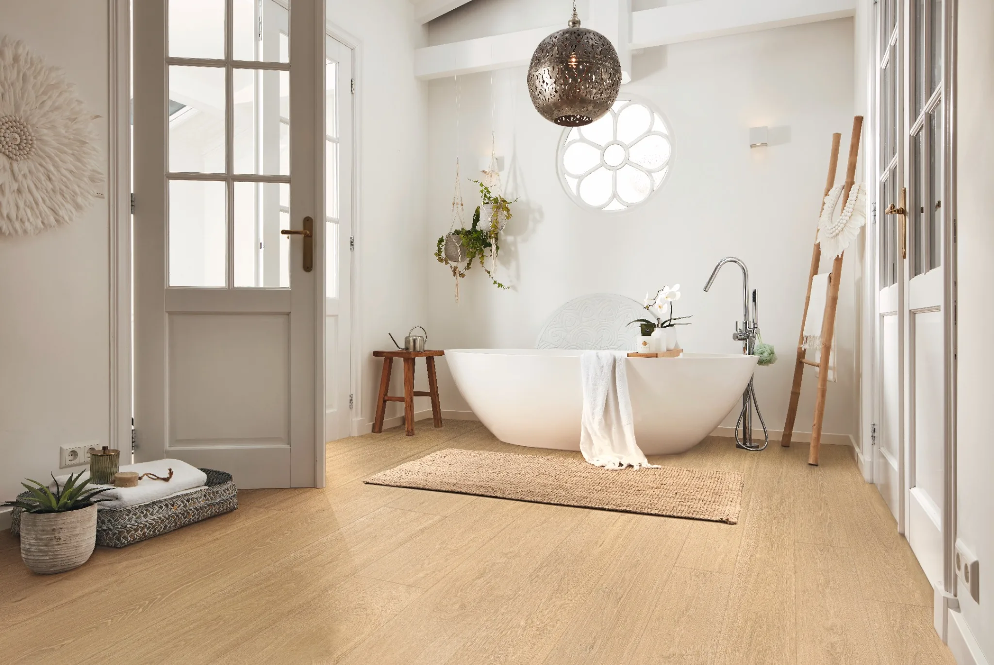 Suelo laminado MEISTER de lama larga en un baño luminoso